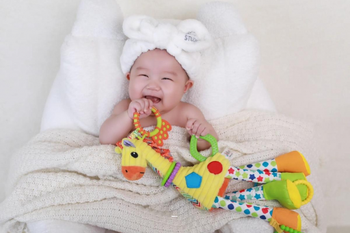 周口四个月宝宝揉眼睛